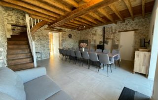 Salon avec table à manger dans le gite en Vendée