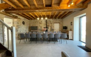 Salon avec table à manger dans le gite en Vendée