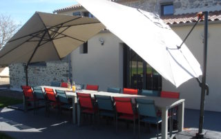 Table avec deux parasols dans le gite en Vendée